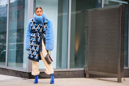 blue boots, blue fur coat, blue jacket, fur jacket, high heels, leather bag, leather shoes, mulberry, trousers, white pants, street style, jonathan paciullo, FW, frenchystyle, fashion week, NYFW, NEW YORK, AUTUMN WINTER 2018-2019, AW 18-19, FALL WINTER 2018-2019, FW 18-19, atmosphere details, horizontal, full length, emili sindlev