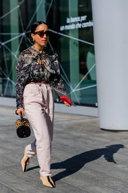 animal print, beige pants, beige shoes, black shirt, céline, graphic bag, graphic shirt, leather bag, leather shoes, leopard, printed bag, printed shirt, sarah brody, sunglasses, trousers, MILAN, MFW, fashion week, frenchystyle, FW, jonathan paciullo, street style, AUTUMN WINTER 2019-2020, AW 19-20, FALL WINTER 2019-2020, FW 19-20, vertical, full length