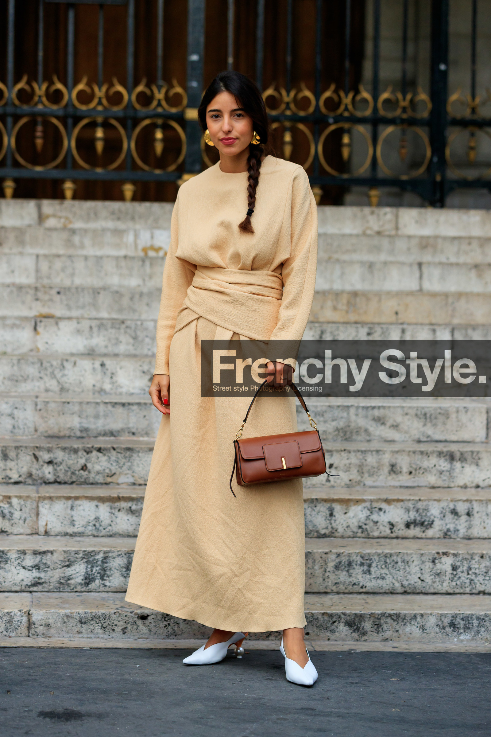 bettina looney, light beige dress, camel leather bag, wandler bag, hand bag, brown leather bag, drape dress, long dress, long sleeves dress, white leather shoes, geometrical heel, pearl heels, kitten heels shoes, belted dress, golden earrings, big earrings, plaited hair, PARIS, PFW, SPRING SUMMER 2020, SS 20, fashion week, frenchystyle, FW, jonathan paciullo, street style, vertical, full length