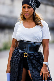 beanie, belt, black beanie, black skirt, cat print, dior belt, dior look, hoops, large belt, leather belt, skirt, t-shirt, watch, white t-shirt, white watch, street style, jonathan paciullo, FW, frenchystyle, fashion week, PFW, PARIS, SPRING SUMMER 2022, SS 22, vertical, atmosphere details
