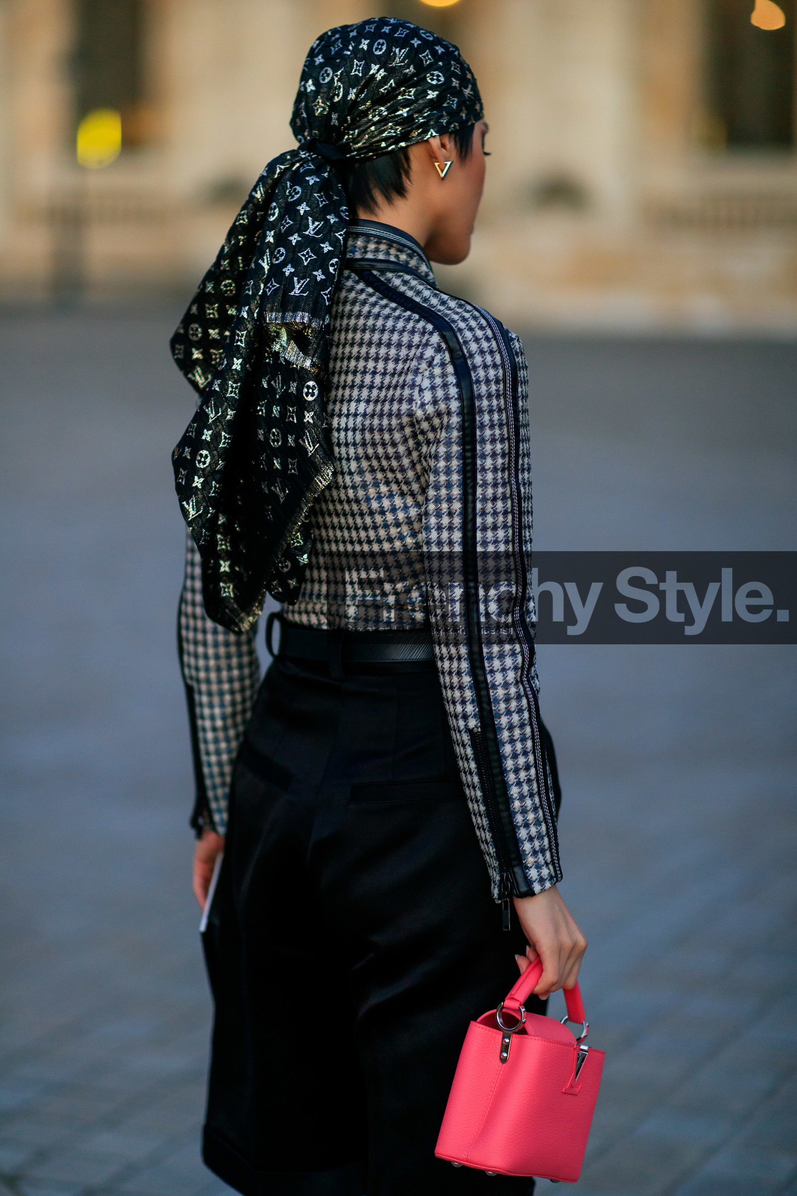 hair scarf, black scarf, black jacket, black bermuda shorts, black leather belt, golden scarf, monogrammed scarf, houndstooth printed jacket, white jacket, pink leather bag, hand bag, back details, louis vuitton bag, louis vuitton jacket, louis vuitton belt, louis vuitton scarf, fashion week, frenchystyle, FW, jonathan paciullo, street style, PFW, PARIS, vertical, atmosphere details, detail