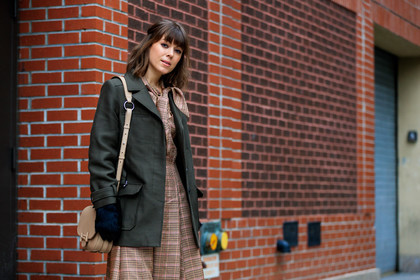 beige bag, checked, checked dress, graphic dress, green jacket, leather bag, pink dress, plaid, pleats, printed dress, tartan, street style, jonathan paciullo, FW, frenchystyle, fashion week, NYFW, NEW YORK, AUTUMN WINTER 2018-2019, AW 18-19, FALL WINTER 2018-2019, FW 18-19, atmosphere details, horizontal, detail, jenny cipoletti