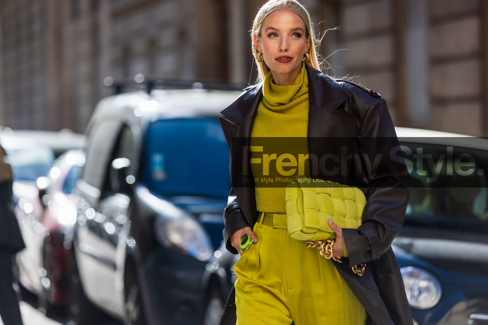 bag, bottega veneta bag, brown coat, chain bag, coat, green bag, green pants, green turtleneck, leather coat, Leonie Hanne, sunglasses, turtleneck, street style, jonathan paciullo, FW, frenchystyle, fashion week, PFW, PARIS, SPRING SUMMER 2022, SS 22, horizontal, atmosphere details