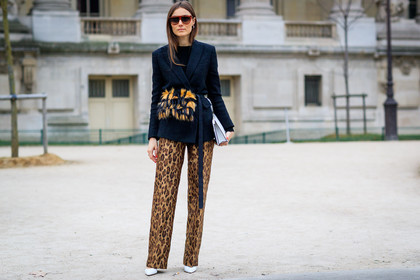 animal print, black jacket, brown pants, high heels, leather bag, leather shoes, leopard print, printed pants, sunglasses, trousers, white bag, yellow fur, fashion week, frenchystyle, FW, jonathan paciullo, street style, PFW, PARIS, SPRING SUMMER 2017, SS 17, HAUTE COUTURE, atmosphere details, full length, horizontal, giorgia tordini