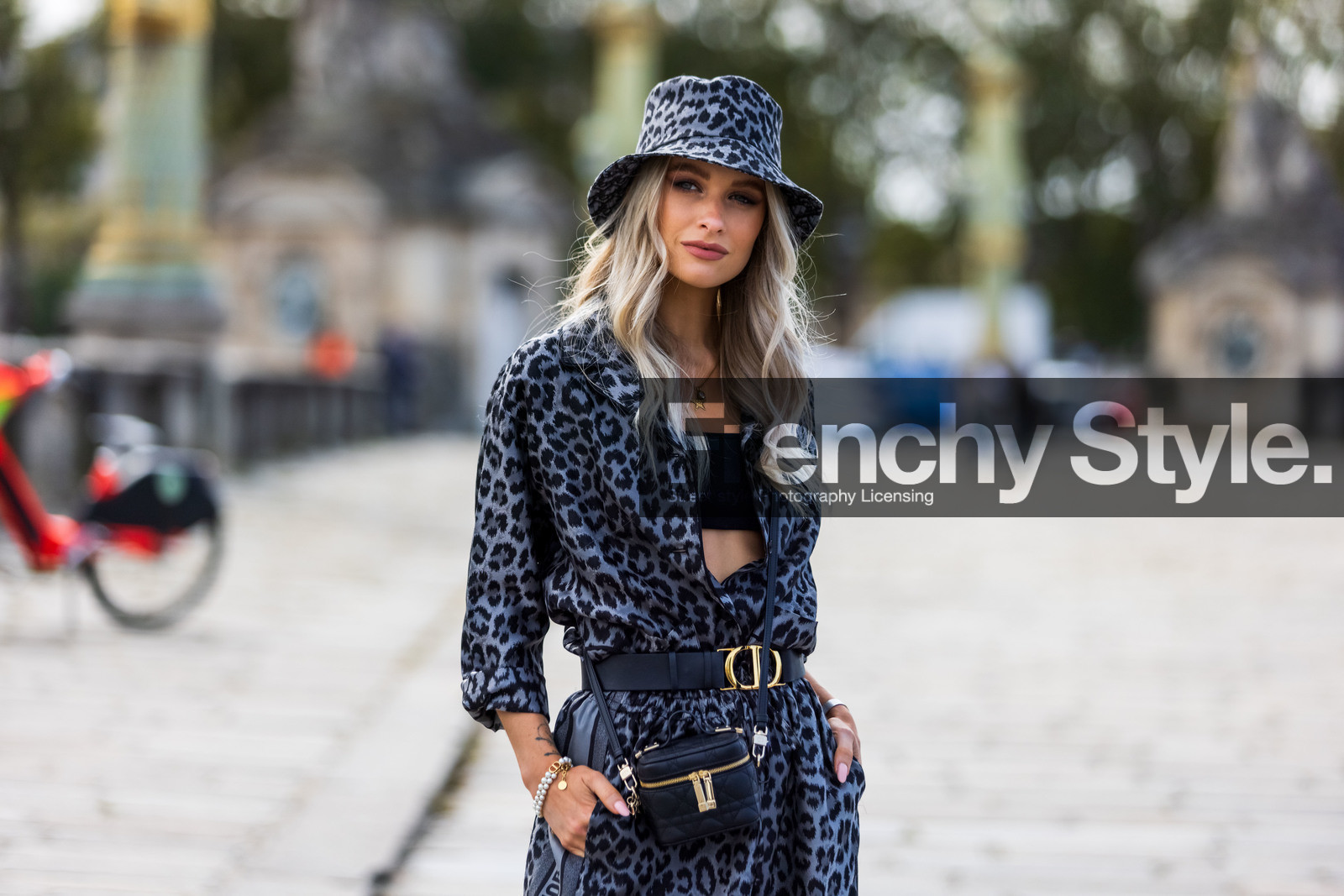 bag, bracelet, colot, gold bag, gold earrings, gold necklace, necklace, pink shirt, Selma Kaci, shirt, fashion week, frenchystyle, FW, jonathan paciullo, street style, PFW, PARIS, SPRING SUMMER 2022, SS 22, horizontal, atmosphere details