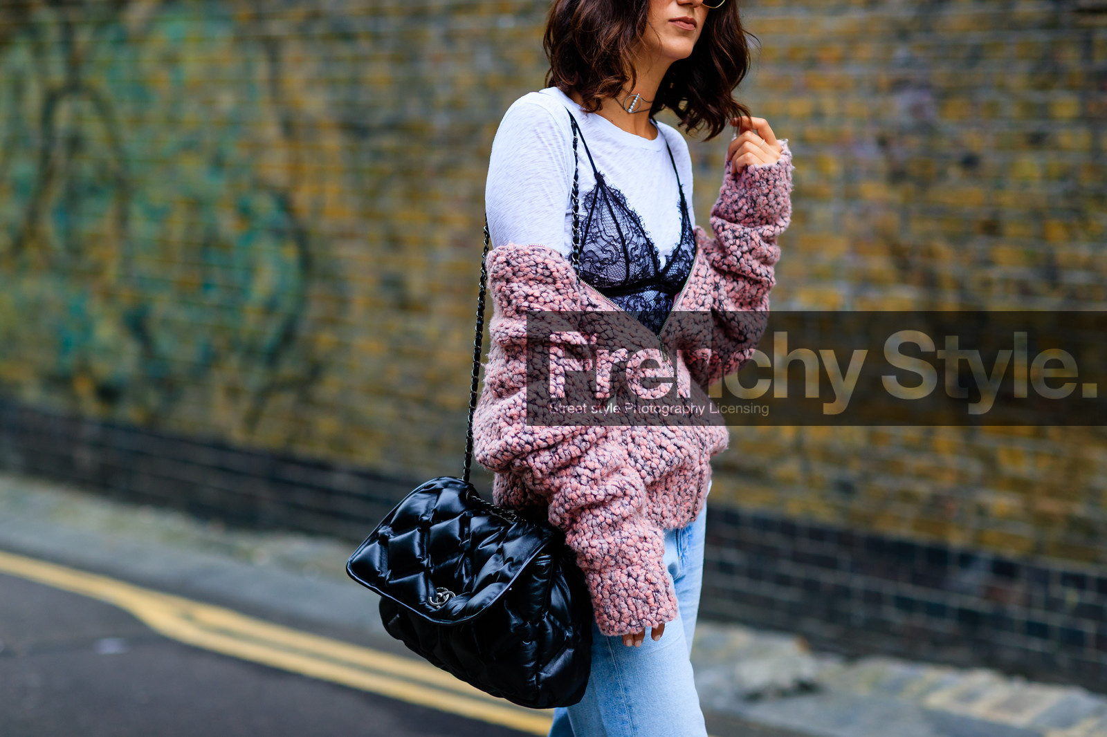 atmosphere details, black bag, black bra, blue denim, chanel, choker, denim pants, detail, fashion week, frenchystyle, FW, horizontal, jeans, jonathan paciullo, lace, leather bag, LFW, lingerie, LONDON, necklace, pink cardigan, pink sweater, soraya bakhtiar, SPRING SUMMER 2017, SS 17, street style, trousers, white t shirt, woman