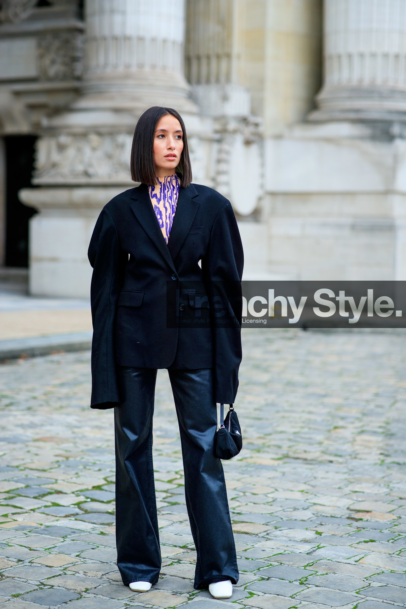 alexandra guerain, black jacket, black jeans, black bag, oversize jacket, oversize shoulder, purple top, white top, geometrical printed top, pleated top, leather pants, leather jeans, flare jeans, denim, fashion week, frenchystyle, FW, jonathan paciullo, street style, PFW, PARIS, SPRING SUMMER 2021, SS 21, vertical, full length