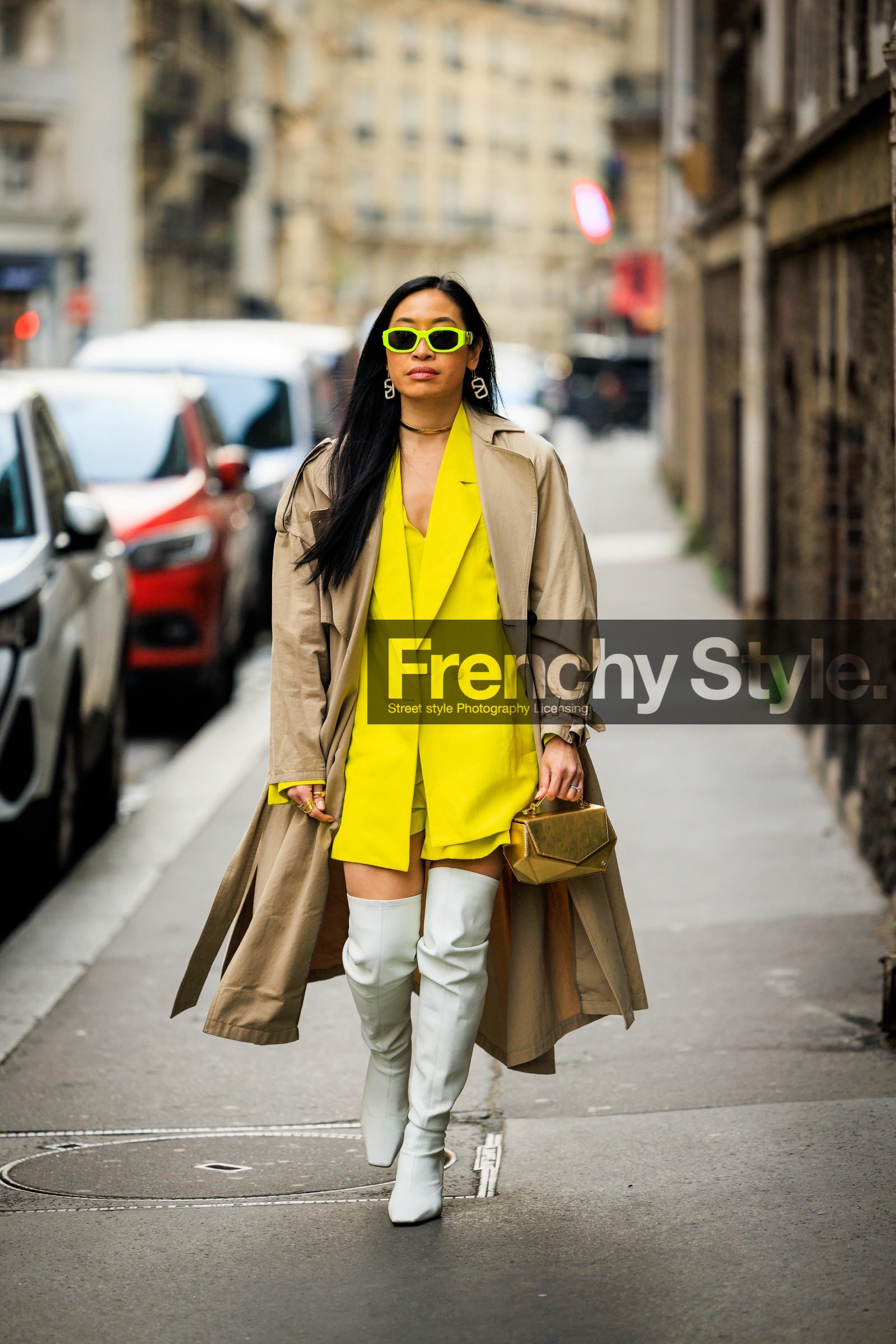 fluo green sunglasses, versace sunglasses, valentino earrings, yellow blazer, yellow dress, classic trench coat, beige trench, highknee boots, white boots, golden bag, mini bag, golden choker, street style, jonathan paciullo, FW, frenchystyle, fashion week, AUTUMN WINTER 2022-2023, FALL WINTER 2022_2023, FW 22-23, PFW, PARIS, full length, vertical