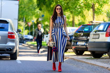 atmosphere details, embroidered bag, fashion week, frenchystyle, full length, FW, graphic bag, graphic dress, high heels, horizontal, jonathan paciullo, leather bag, leather shoes, MFW, MILAN, printed bag, printed dress, red shoes, SPRING SUMMER 2018, SS 18, street style, striped dress, sunglasses, tamara kalinic