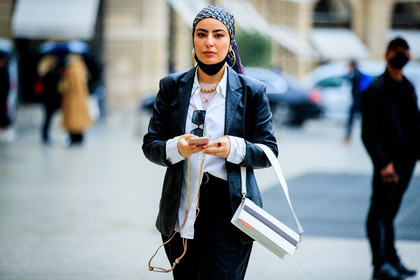 monogrammed scarf, hair scarf, dior scarf, square shape glasses, black leather jacket, white shirt, white leather bag, square shape bag, anne dorcay bag, golden earrings, hoop earrings, big earrings, fashion week, frenchystyle, FW, jonathan paciullo, street style, PFW, PARIS, SPRING SUMMER 2021, SS 21, horizontal, atmosphere details, detail