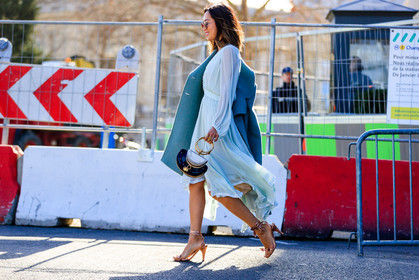 aimee song, atmosphere details, AUTUMN WINTER 2017-2018, AW 17-18, black and white bag, blue dress, chloe, FALL WINTER 2017-2018, fashion week, frenchystyle, full length, FW, FW 17-18, golden details, high heels, horizontal, jonathan paciullo, leather bag, leather shoes, PARIS, PFW, pink shoes, street style, sunglasses