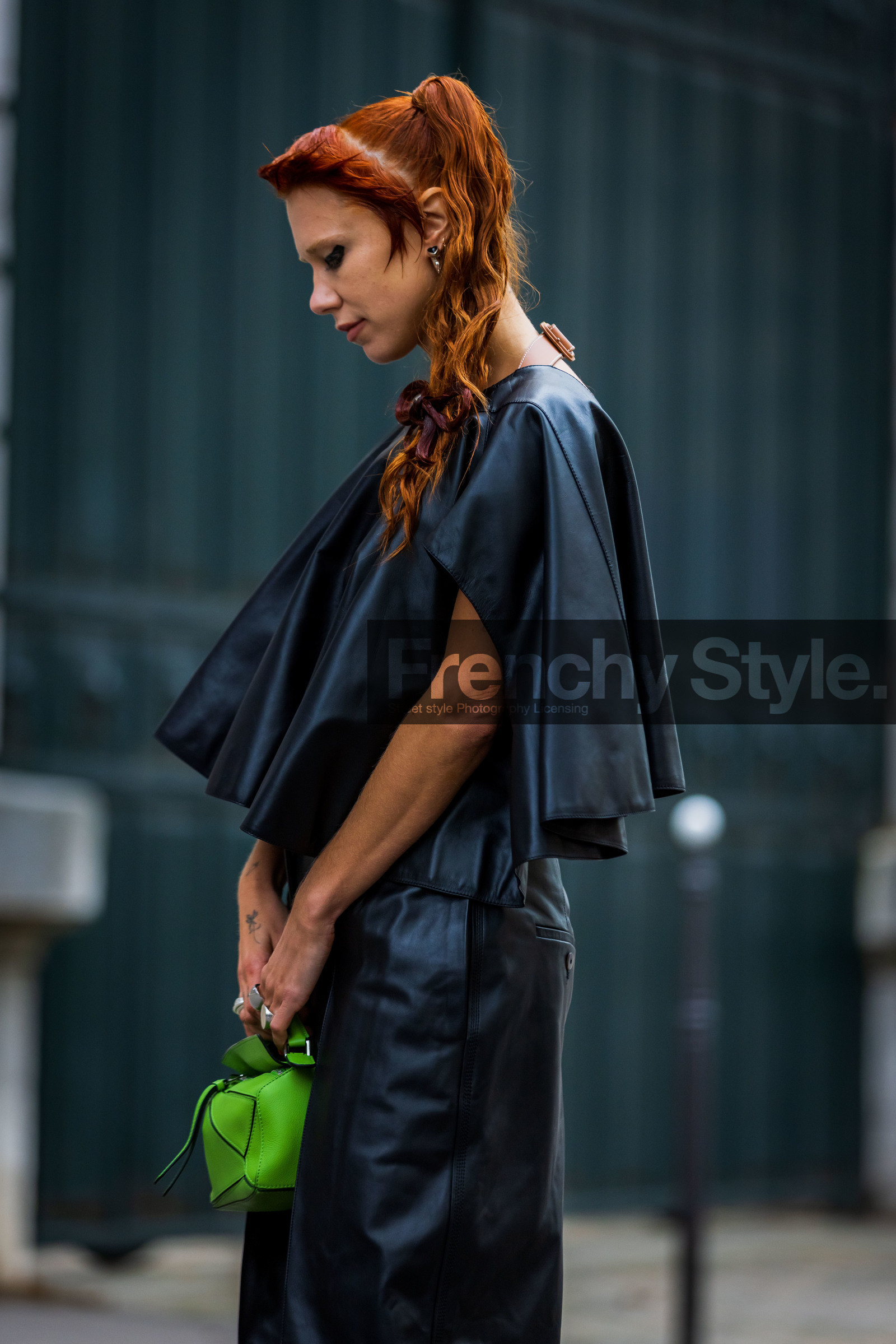 bag, black pants, black top, Courtney Trop, fluo green bag, leather pants, leather top, loewe bag, pants, top, street style, jonathan paciullo, FW, frenchystyle, fashion week, PFW, PARIS, SPRING SUMMER 2022, SS 22, vertical, atmosphere details