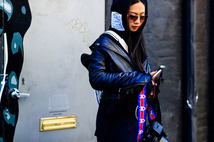atmosphere details, AUTUMN WINTER 2017-2018, AW 17-18, black jacket, black perfecto, black sweater, blue skirt, camera, detail, FALL WINTER 2017-2018, fashion week, frenchystyle, FW, FW 17-18, hoodie, horizontal, jonathan paciullo, leather jacket, leather perfecto, NEW YORK, NYFW, street style, sunglasses, vêtements, white bag