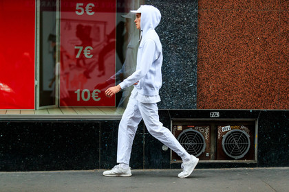atmosphere details, AUTUMN WINTER 2016-2017, AW 16-17, FALL WINTER 2016-2017, fashion week, frenchystyle, full length, FW, FW 16-17, HAUTE COUTURE, hoodie, horizontal, jonathan paciullo, leather sneakers, MENSWEAR, PARIS, PFW, reebok, street style, tone on tone, total look white, trousers, white cap, white pants, white sneakers, white sweater