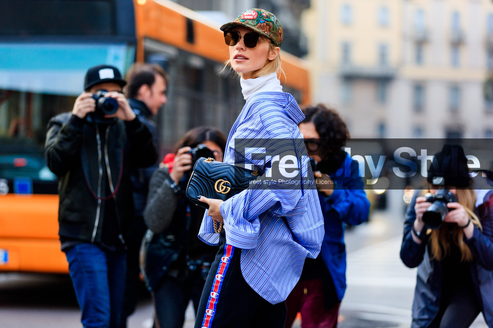 atmosphere details, AUTUMN WINTER 2017-2018, AW 17-18, black bag, black pants, blue shirt, detail, FALL WINTER 2017-2018, fashion week, frenchystyle, FW, FW 17-18, green cap, gucci, horizontal, jonathan paciullo, leather bag, men shirt, MFW, MILAN, open work, oversize, street style, striped shirt, sunglasses, sweatpants, trousers, tucked in, turtleneck sweater, vêtements, white sweater