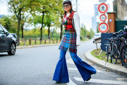 maria bernad, plaid pullover, plaid jacket, plaid top, checked jacket, checked pullover, checked top, sleeveless jacket, sleeveless pullover, sleeveless top, fringe jacket, fringe pullover, fringe top, red pullover, red jacket, red top, blue top, blue jacket, blue pullover, multicolor jacket, multicolor pullover, multicolor top, white shirt, asymetrical jacket, asymetrical pullover, asymmetrical top, layered pullover, layered top, layered jacket, denim, blue jeans, flare jeans, oversize jeans, big sunglasses, blue sunglasses, smoked sunglasses, street style, jonathan paciullo, FW, frenchystyle, fashion week, PFW, PARIS, SPRING SUMMER 2021, SS 21, horizontal, atmosphere details, full length