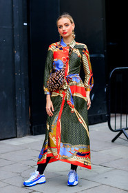 blue sneakers, brown bag, earrings, graphic bag, graphic dress, hermès, leather bag, leather shoes, multicolor dress, printed bag, printed dress, red lips, fashion week, frenchystyle, FW, jonathan paciullo, street style, LFW, LONDON, SPRING SUMMER 2019, SS 19, vertical, full length