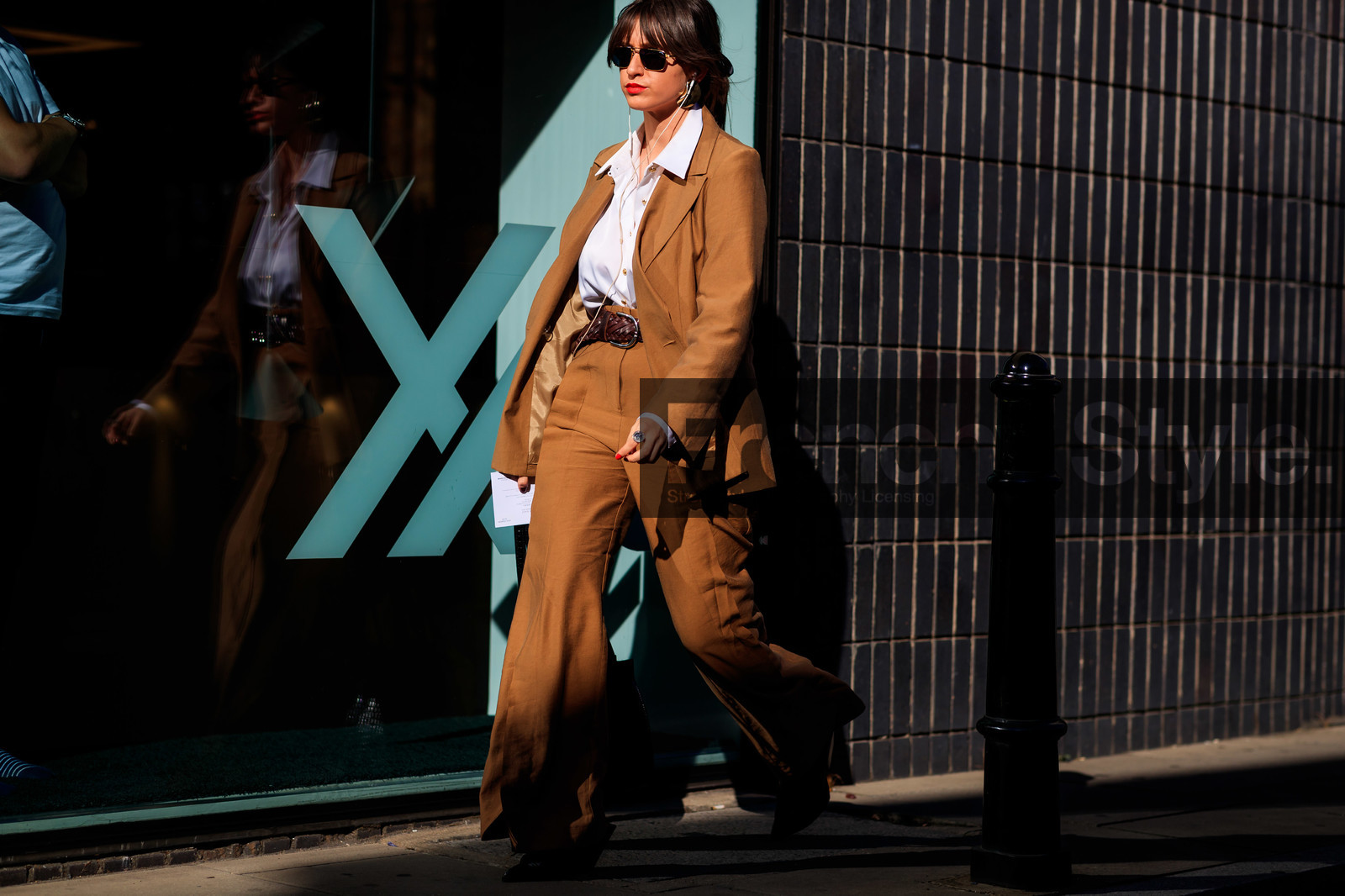 beige suits, white shirt, golden earrings, sunglasses, metalic frame sunglasses, bulgari monete ring, plaited belt, brown belt, fashion week, frenchystyle, FW, jonathan paciullo, street style, atmosphere details, horizontal, detail