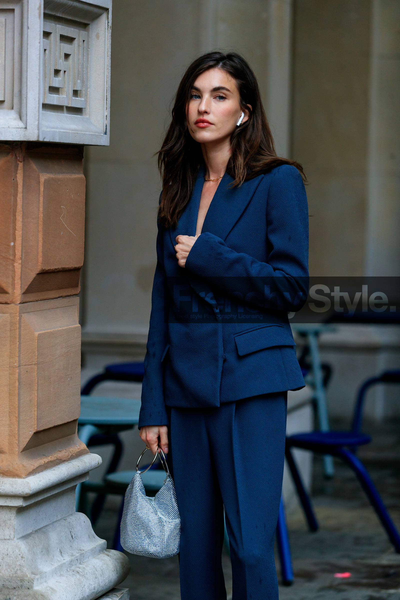 rainy qualley, airpod, navy blue jacket, navy blue pants, navy blue suits, silvered bag, silvered starp bag, metalic bag, hand bag, bucket bag, fashion week, frenchystyle, FW, jonathan paciullo, street style, LFW, LONDON, AUTUMN WINTER 2020-2021, FALL WINTER 2020-2021, FW 20-21, vertical, atmosphere details, detail