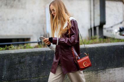 alexandra carl, asymetric, beige pants, bordeaux, burgundy, chloé, geometric, graphic shirt, leather bag, leather shirt, printed shirt, red bag, trousers, PARIS, PFW, street style, jonathan paciullo, FW, frenchystyle, fashion week, AUTUMN WINTER 2019-2020, AW 19-20, FALL WINTER 2019-2020, FW 19-20, horizontal, atmosphere details, detail