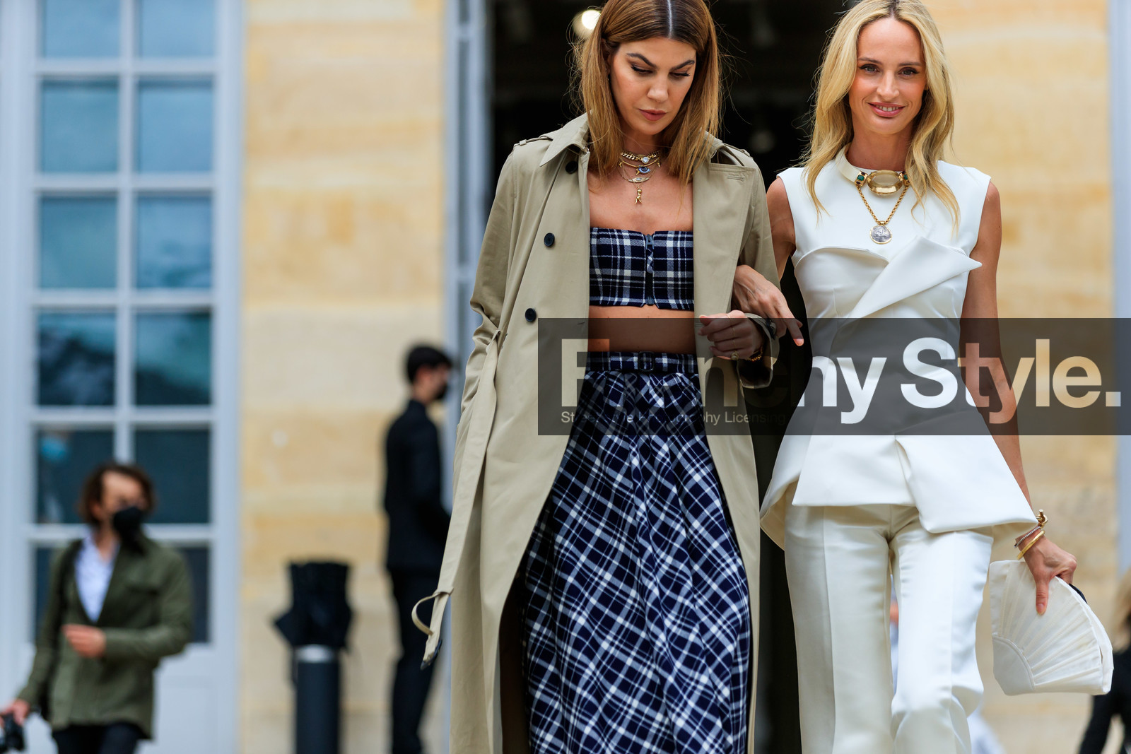 dior total look, dior top, dior skirt, dior pants, dior jacket, navy blue top, navy blue skirt, cropped top, zipped top, checked skirt, checked top, beige trench coat, golden necklace, strassed necklace, diamond necklace, chain necklace, multi necklace, white top, white jacket, white pants, sleeveless jacket, sleeveless top, big necklace, ivory necklace, white necklace, vintage necklace, Lauren Santo Domingo, fashion week, frenchystyle, FW, jonathan paciullo, street style, PFW, PARIS, AUTUMN WINTER 2021-2022, FALL WINTER 2021-2022, FW 21-22, atmosphere details, horizontal, detail