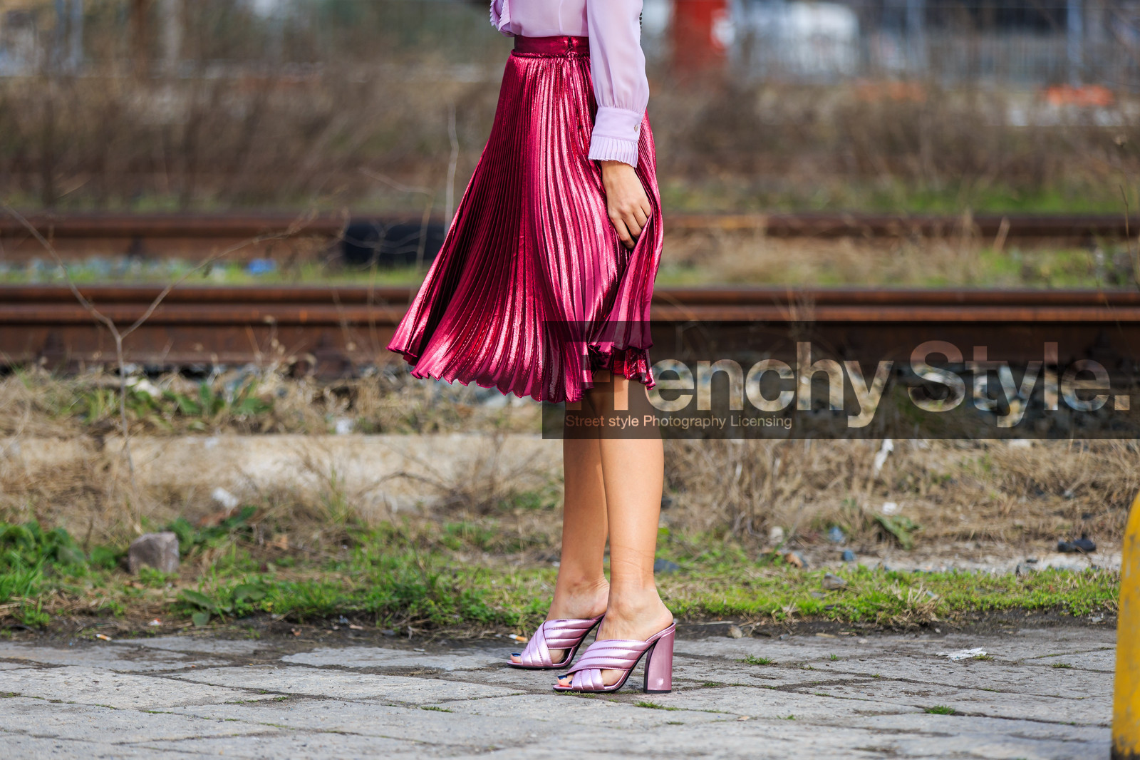 atmosphere details, AUTUMN WINTER 2016-2017, AW 16-17, detail, FALL WINTER 2016-2017, fashion week, frenchystyle, fuschia, FW, FW 16-17, gucci, high heels, horizontal, jonathan paciullo, leather shoes, LFW, LONDON, MENSWEAR, metallic heels, metallic skirt, pink, pink heels, pink shirt, pink shoes, pink skirt, pleated skirt, shiny heels, shiny skirt, street style, sunglasses
