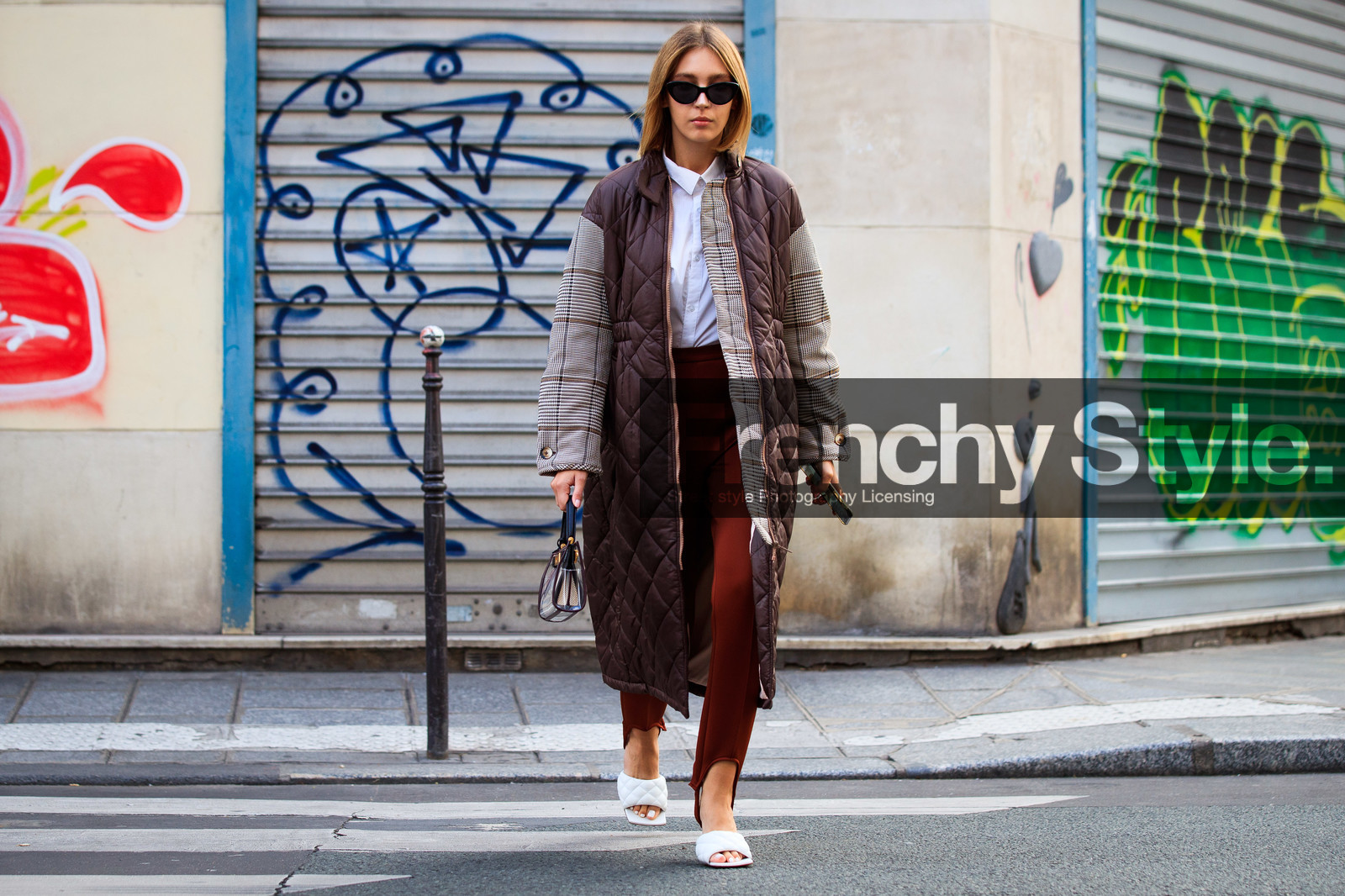 dagmara jarzynka, brown coat, checked coat, down jacket, long coat, zipped coat, camel legging, white leather sandals, white leather slippers, quilted slippers, high heels slippers, high heels sandals, bottega veneta shoes, plastic bag, sheer bag, hand bag, PARIS, PFW, fashion week, frenchystyle, FW, jonathan paciullo, street style, SPRING SUMMER 2021, SS 21, horizontal, atmosphere details, full length