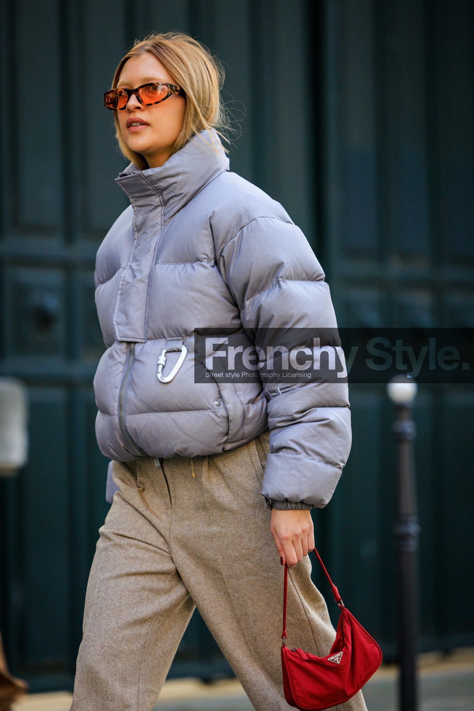 puffed jacket, grey jacket, winter jacket, orange glasses, oatmeal pants, flared pants, red handbag, prada handbag, prada nylon, street style, jonathan paciullo, FW, frenchystyle, fashion week, AUTUMN WINTER 2022-2023, FALL WINTER 2022_2023, FW 22-23, PFW, PARIS, vertical, detail