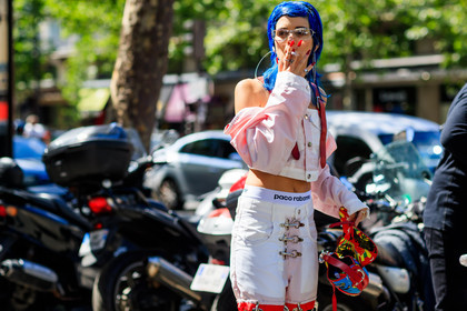 atmosphere details, blue hair, choker, detail, dyed hair, fashion week, frenchystyle, FW, horizontal, jonathan paciullo, leather bag, MENSWEAR, multicolor bag, necklace, open work, paco rabanne, PARIS, PFW, pink pants, pink top, printed bag, red bag, sita abellan, SPRING SUMMER 2018, SS 18, street style, suspenders, trousers