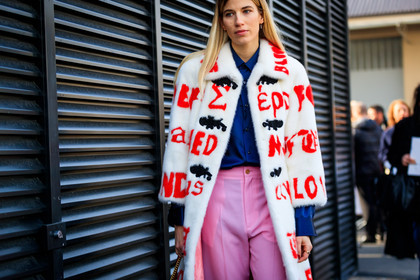 atmosphere details, AUTUMN WINTER 2017-2018, AW 17-18, blue shirt, detail, FALL WINTER 2017-2018, fashion week, frenchystyle, Fur coat, FW, FW 17-18, horizontal, jonathan paciullo, MFW, MILAN, pink pants, printed coat, street style, trousers, veronika heilbrunner, white coat, white fur
