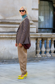 linda tol, turtleneck pullover, light blue pullover, checked jacket, beige pants, oversize pants, carrot pants, black sunglasses, butterfly sunglasses, metalic frame sunglasses, cartier ring, yellow shoes, sharp end shoes, crossbody bag, burgundy leather bag, high heels shoes, fashion week, frenchystyle, FW, jonathan paciullo, street style, vertical, full length