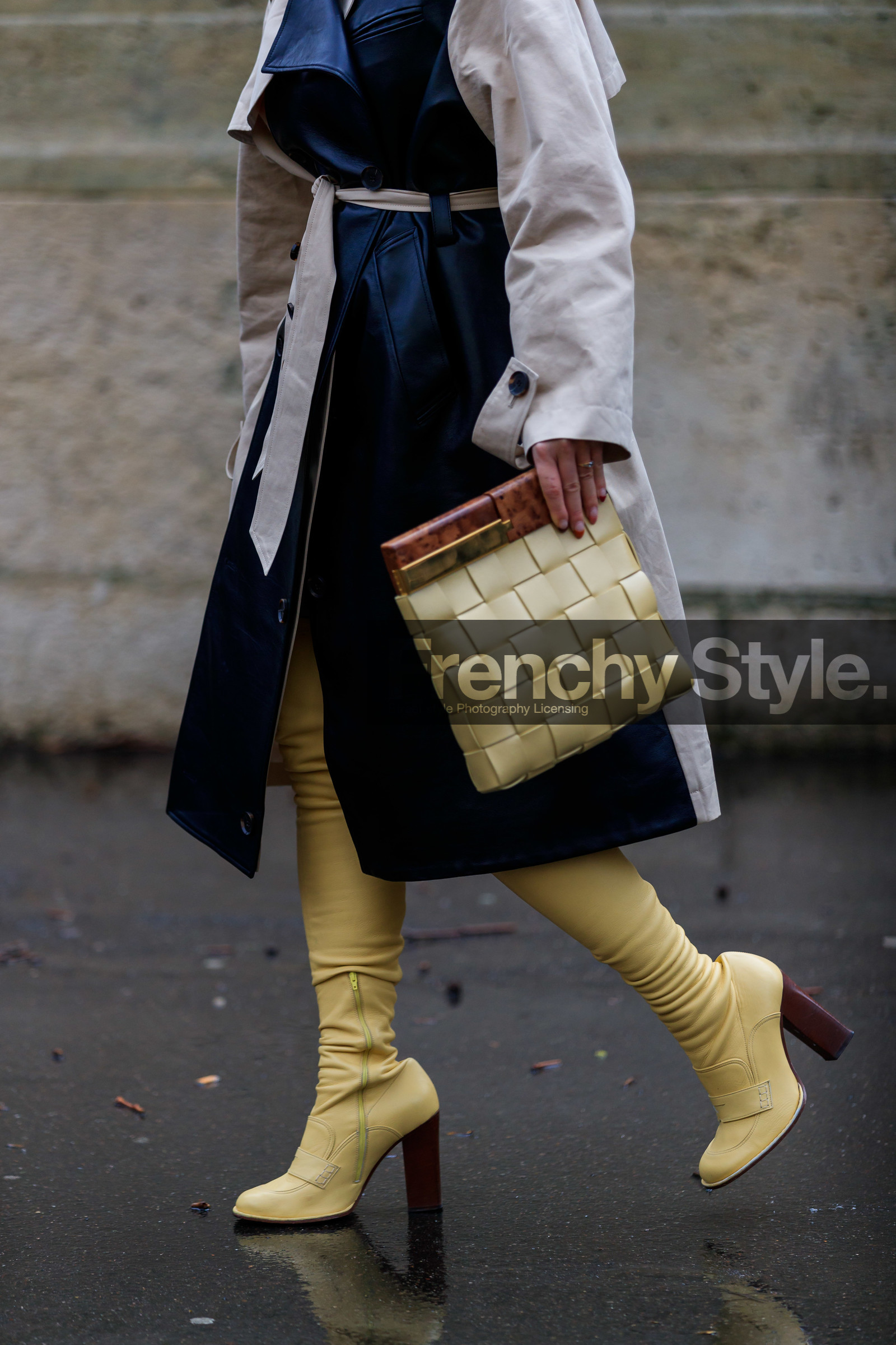 light yellow leather boots, high boots, high heels boots, tight boots, light yellow leather bag, light yellow leather clutch, wood strap bag, plaited bag, plaited clutch, loewe shoes, beige trench coat, black leather trench coat, belted trench coat, bicolor trench coat, close up detail, bag detail, shoes detail, legs detail, bottega veneta bag, fashion week, frenchystyle, FW, jonathan paciullo, street style, PFW, PARIS, AUTUMN WINTER 2020-2021, FALL WINTER 2020-2021, FW 20-21, vertical, atmosphere details, detail