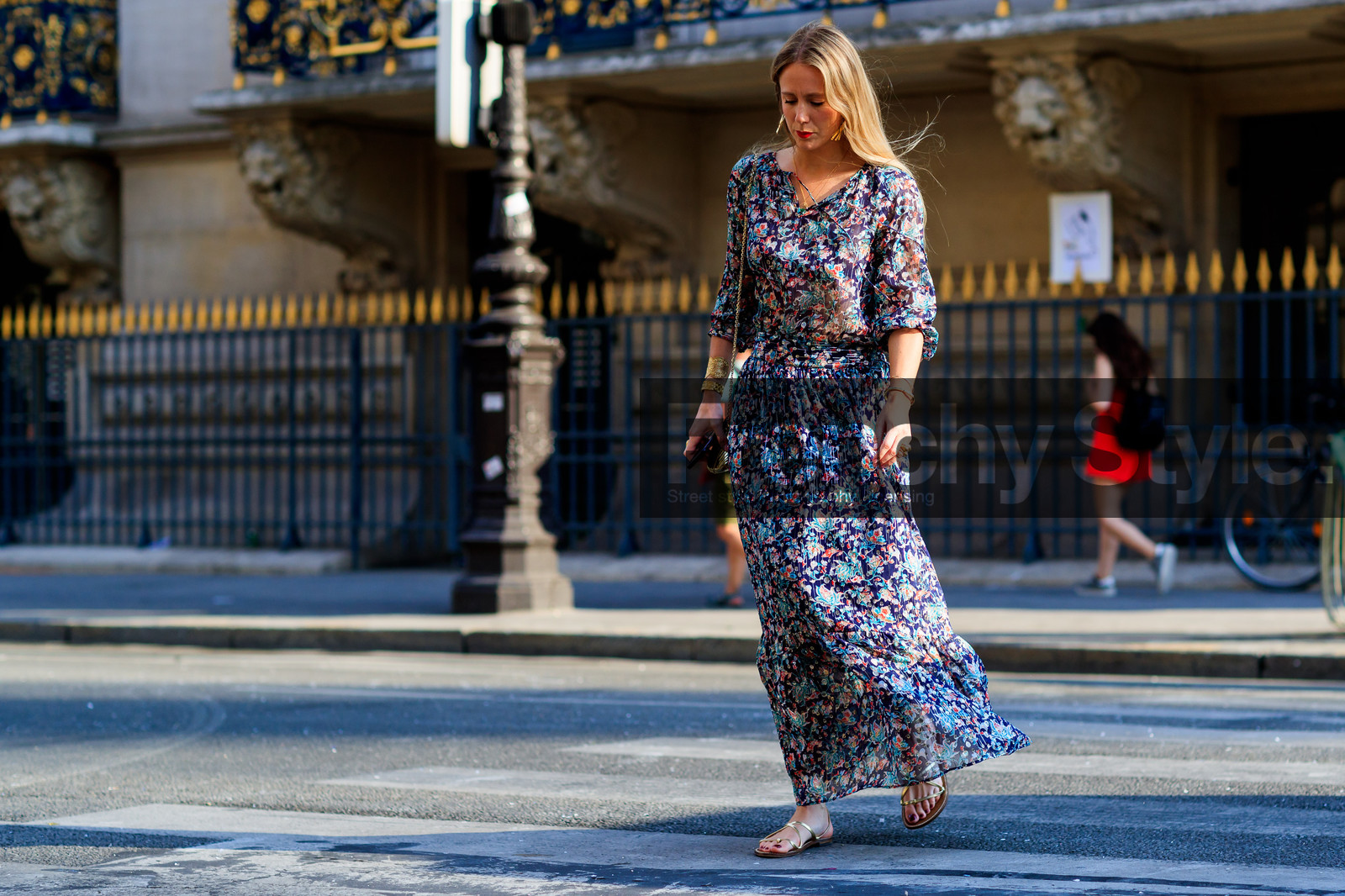 floral, flowers, golden jewelry, golden sandals, graphic dress, leather shoes, multicolor dress, printed dress, fashion week, frenchystyle, FW, jonathan paciullo, street style, PFW, PARIS, atmosphere details, horizontal, full length, AUTUMN WINTER 2018-2019, FALL WINTER 2018-2019, FW 18-19, jennifer neyt