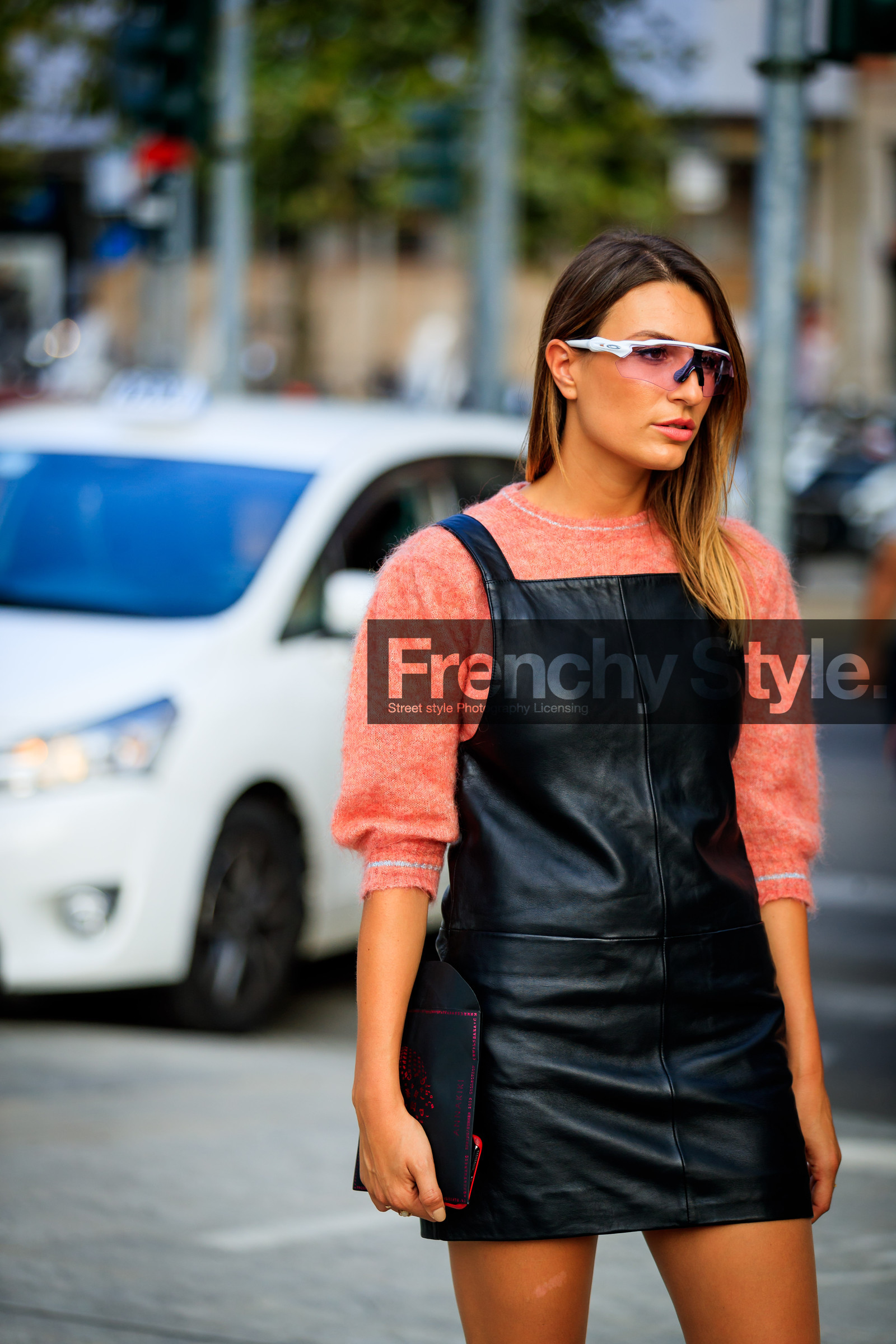 black dress, leather dress, pink sweater, sunglasses, fashion week, frenchystyle, FW, jonathan paciullo, street style, MFW, MILAN, SPRING SUMMER 2019, SS 19, vertical, atmosphere details, detail