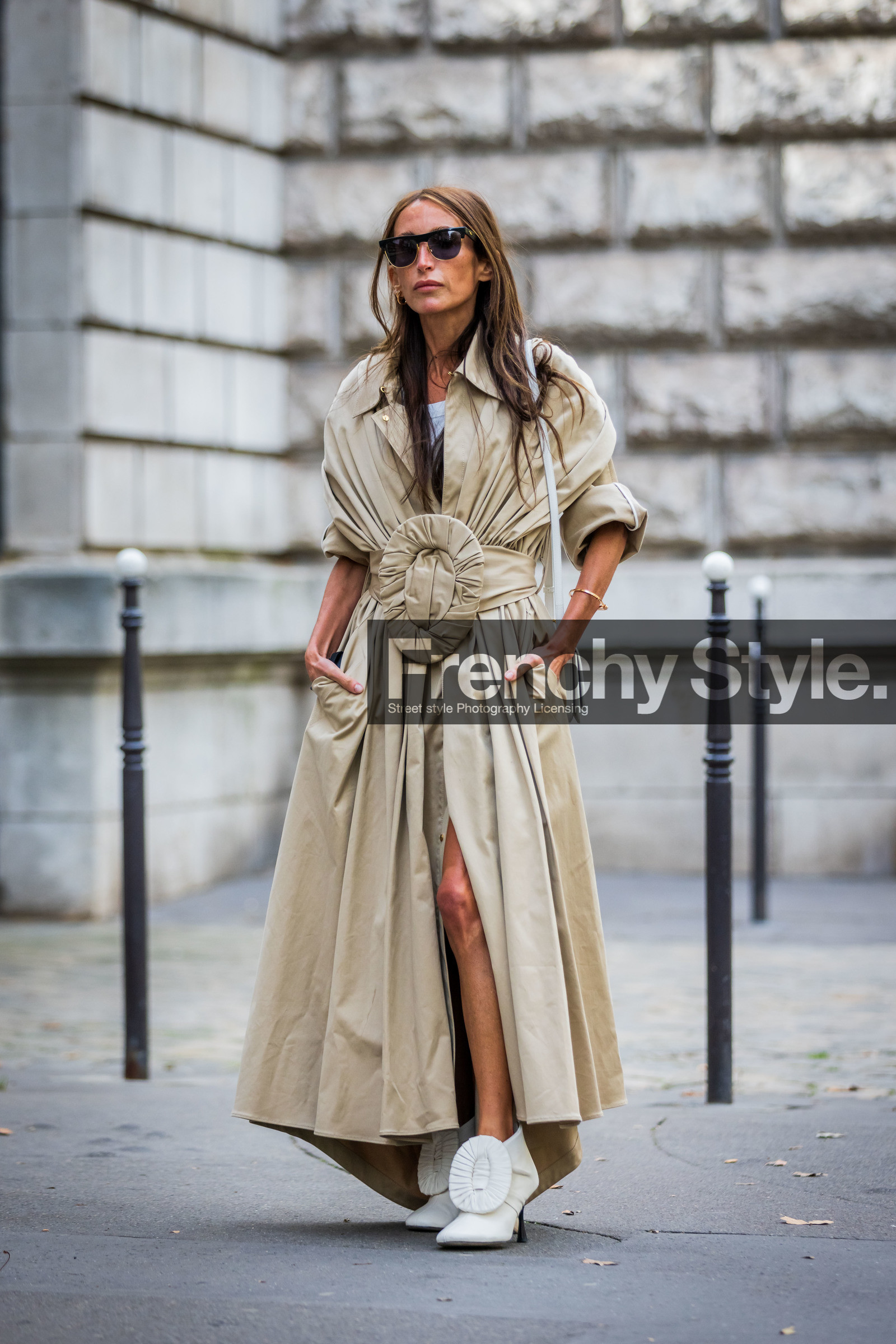 beige coat, belt, boots, Chloé Harrouche, coat, leather boots, loewe look, long coat, oversize belt, ray ban, statement boots, statement coat, sunglasses, white boots, street style, jonathan paciullo, FW, frenchystyle, fashion week, PFW, PARIS, SPRING SUMMER 2022, SS 22, vertical, full length
