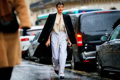 calu rivero, red lipstick, black coat, nude blouse, lavalliere collar, silk blouse, chloe blouse, brocart blouse, white pants, tailored pants, stella mccartney bag, black leather bag, fashion week, frenchystyle, FW, jonathan paciullo, street style, PFW, PARIS, horizontal, atmosphere details, full length