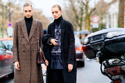 atmosphere details, AUTUMN WINTER 2017-2018, AW 17-18, black coat, black shirt, brown bag, brown coat, detail, FALL WINTER 2017-2018, fashion week, frenchystyle, FW, FW 17-18, horizontal, jonathan paciullo, lia pavlova, model, odette pavlova, PARIS, PFW, printed shirt, street style
