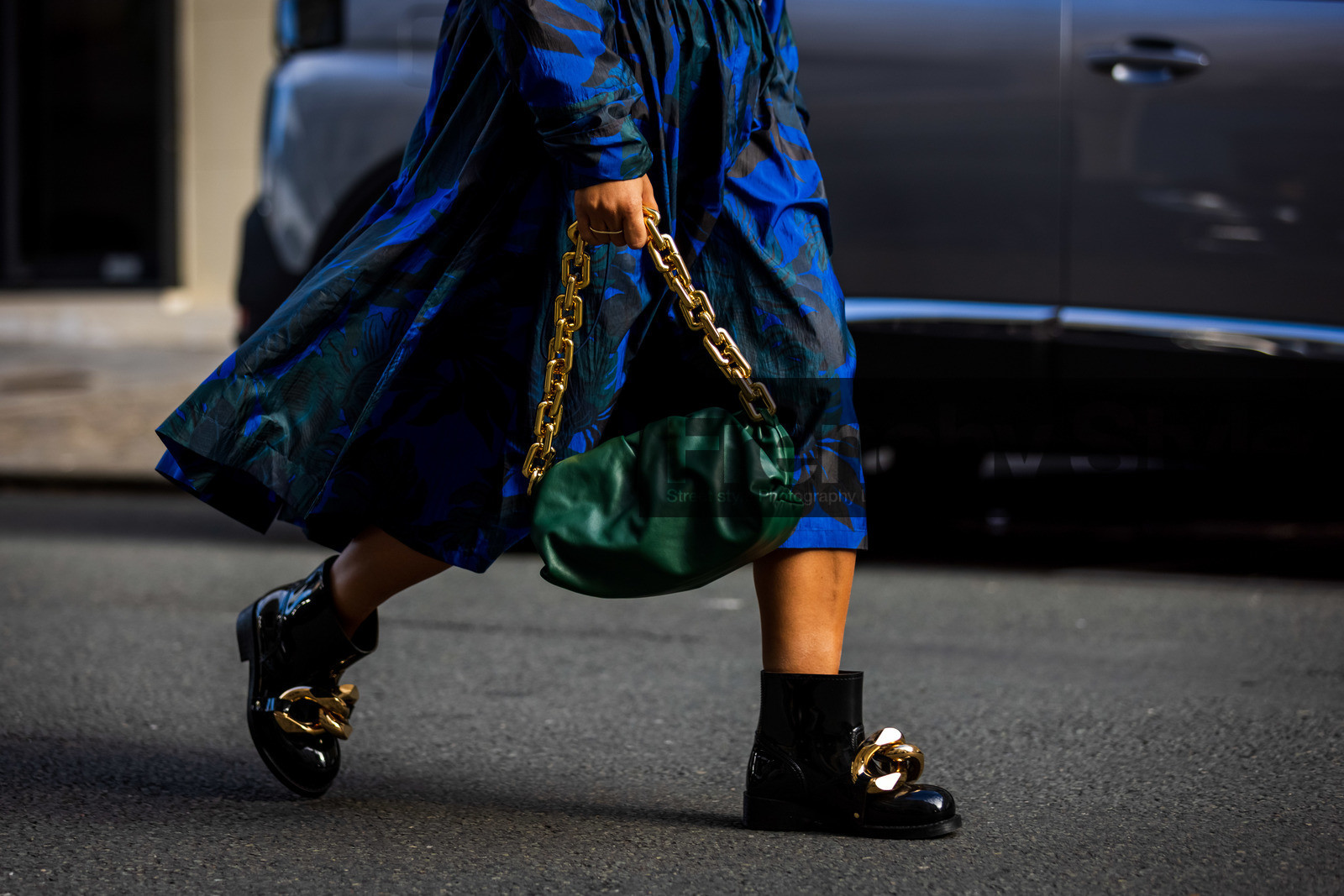 bag, black boots, blue raincoat, boots, bottega veneta bag, chain bag, floral print, flower print, Gili Biegun, gold chain, green bag, green dress, jw anderson boots, print, printed raincoat, raincoat, street style, jonathan paciullo, FW, frenchystyle, fashion week, PFW, PARIS, SPRING SUMMER 2022, SS 22, horizontal, atmosphere details