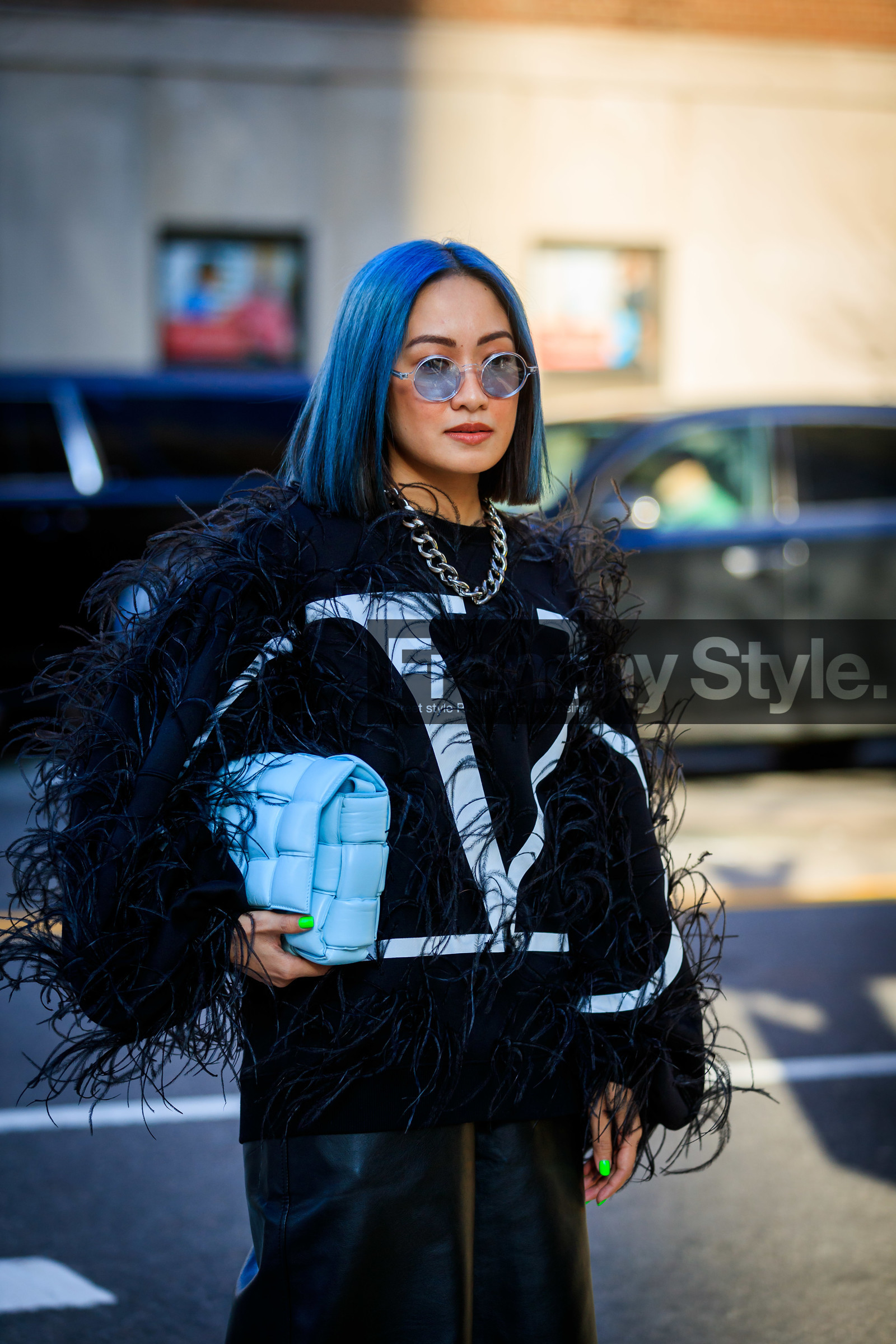 laureen uy, blue hair, dyed hair, blue sunglasses, sheer sunglasses, round shape sunglasses, valentino pullover, black sweatshirt, white sweatshirt, monogrammed sweatshirt, logo printed sweatshirt, feather details pullover, feather details, black leather bermuda shorts, light blue leather bag, plaited bag, plaited leather bag, bottega veneta bag, big chain necklace, silvered necklace, fashion week, frenchystyle, FW, jonathan paciullo, street style, FALL WINTER 2020-2021, AUTUMN WINTER 2020-2021, FW 20-21, vertical, atmosphere details, detail, NYFW, NEW YORK