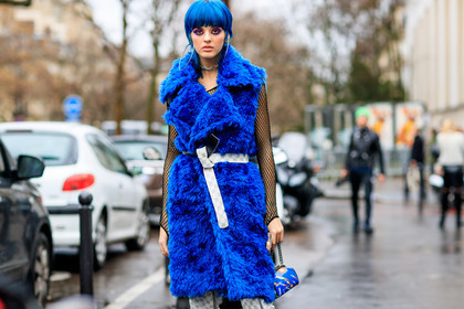 atmosphere details, AUTUMN WINTER 2017-2018, AW 17-18, black top, blue bag, blue fur, blue fur coat, blue hair, detail, dyed hair, earrings, eyeshadow, FALL WINTER 2017-2018, fashion week, fishnet, frenchystyle, FW, FW 17-18, horizontal, jonathan paciullo, leather bag, PARIS, PFW, printed bag, sita abellan, sleeveless, street style, white belt
