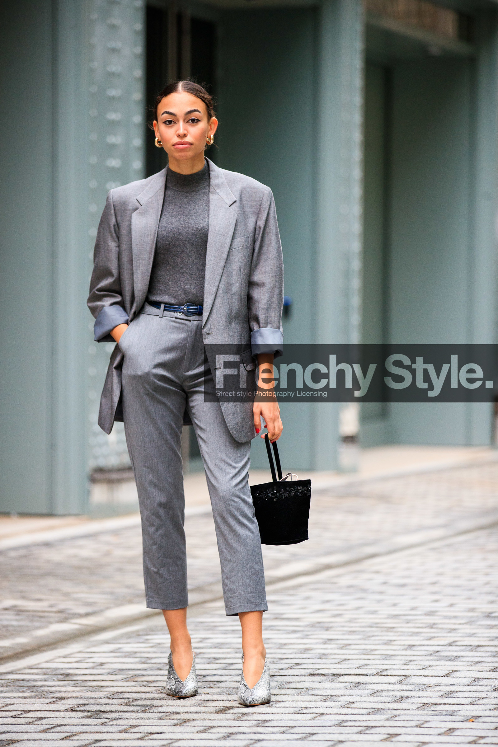 grey pants, grey pullover, grey total look, cropped pants, grey leather pumps, animal skin pumps, black bag, velvet bag, bucket bag, embroidered bag, golden earrings, hoop earrings, PARIS, PFW, fashion week, frenchystyle, FW, jonathan paciullo, street style, SPRING SUMMER 2021, SS 21, vertical, full length