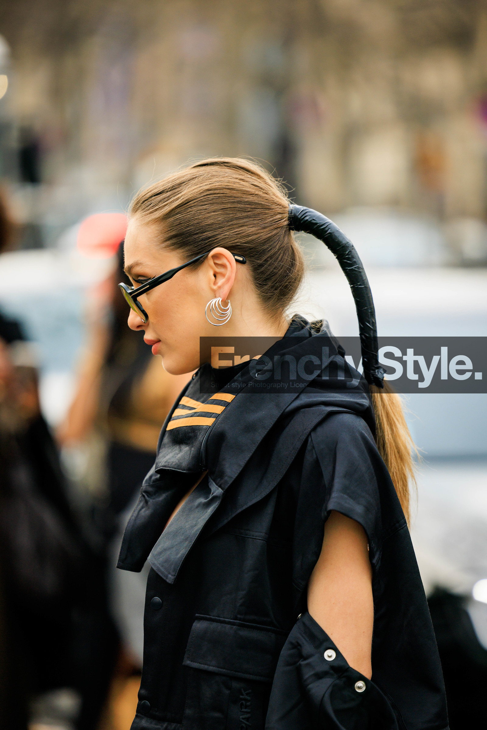 blue, sandals, gold earrings, yellow turtle neck, cut out top, knitted top, yellow coat, blue handbag, mini handbag, bottega veneta bag, blue pants, street style, jonathan paciullo, FW, frenchystyle, fashion week, AUTUMN WINTER 2022-2023, FALL WINTER 2022_2023, FW 22-23, PFW, PARIS, vertical, detail