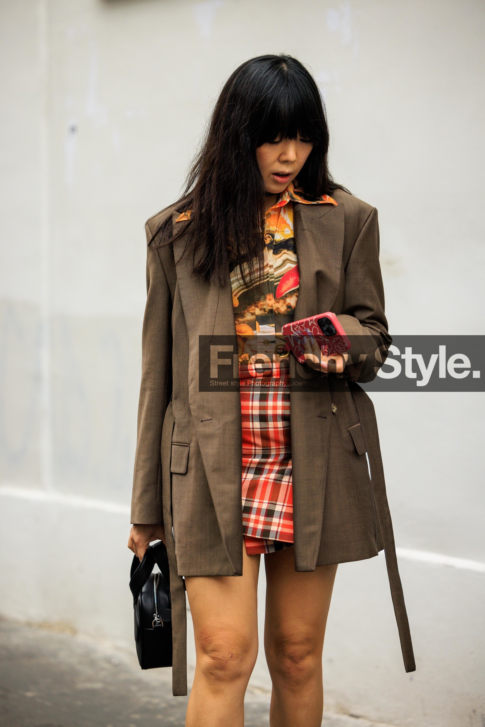 brown blazer, plaid mini skirt, buttoned skirt, red skirt, black handbag, courreges handbag, printed top, multicolor top, fringe hair, susie lau, fashion week, frenchystyle, FW, jonathan paciullo, street style, AUTUMN WINTER 2022-2023, FALL WINTER 2022_2023, FW 22-23, PFW, PARIS, vertical, detail