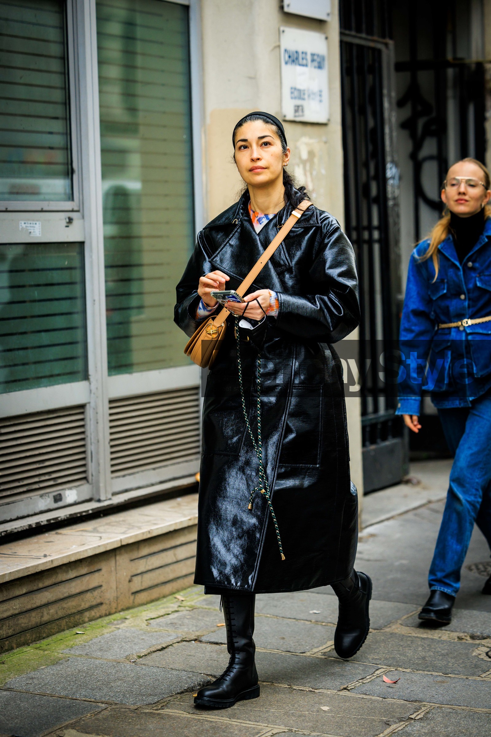 black coat, leather coat, crossbody bag, mustard bag, black boots, highknee boots, caroline issa, fashion week, frenchystyle, FW, jonathan paciullo, street style, AUTUMN WINTER 2022-2023, FALL WINTER 2022_2023, FW 22-23, PFW, PARIS, vertical, full length