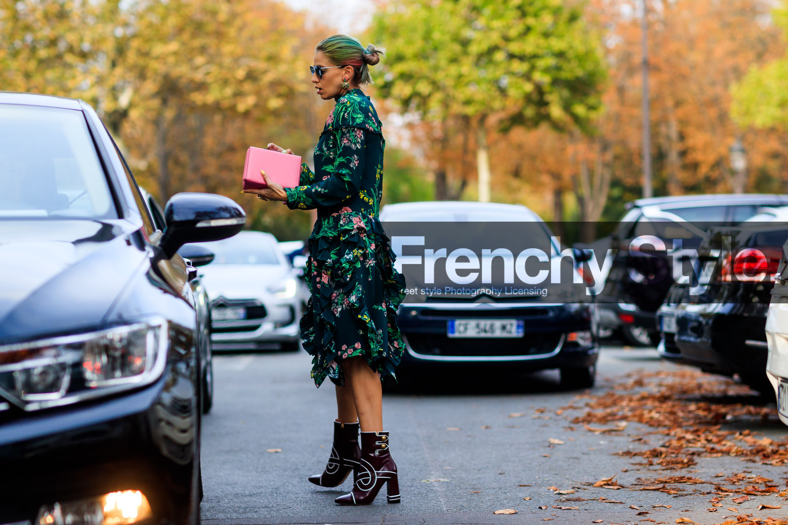 atmosphere details, black dress, bordeaux, burgundy, dyed hair, fashion week, floral, flowers, frenchystyle, full length, FW, graphic dress, green hair, high heels, horizontal, jonathan paciullo, leather bag, leather shoes, PARIS, PFW, pink bag, printed dress, ruffles, SPRING SUMMER 2018, SS 18, street style, sunglasses