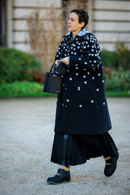dotted coat, black coat, short hair, pleated skirt, black skirt, longskirt, gucci bottines, black boots, winter boots, black handbag, leather bag, fashion week, frenchystyle, FW, jonathan paciullo, street style, PARIS, PFW, SPRING SUMMER 2022, SS 22, full length, vertical, sata