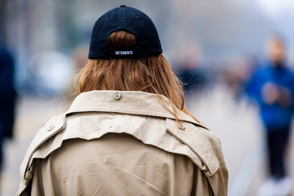 atmosphere details, AUTUMN WINTER 2017-2018, AW 17-18, back detail, beige coat, black cap, detail, FALL WINTER 2017-2018, fashion week, frenchystyle, FW, FW 17-18, horizontal, jonathan paciullo, MFW, MILAN, street style, trench coat, vêtements