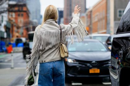 kate davidson hudson, light blue jeans, light grey jacket, suede jacket, fringe jacket, fashion week, frenchystyle, FW, jonathan paciullo, street style, NYFW, NEW YORK, AUTUMN WINTER 2020-2021, FALL WINTER 2020-2021, FW 20-21, horizontal, atmosphere details, detail