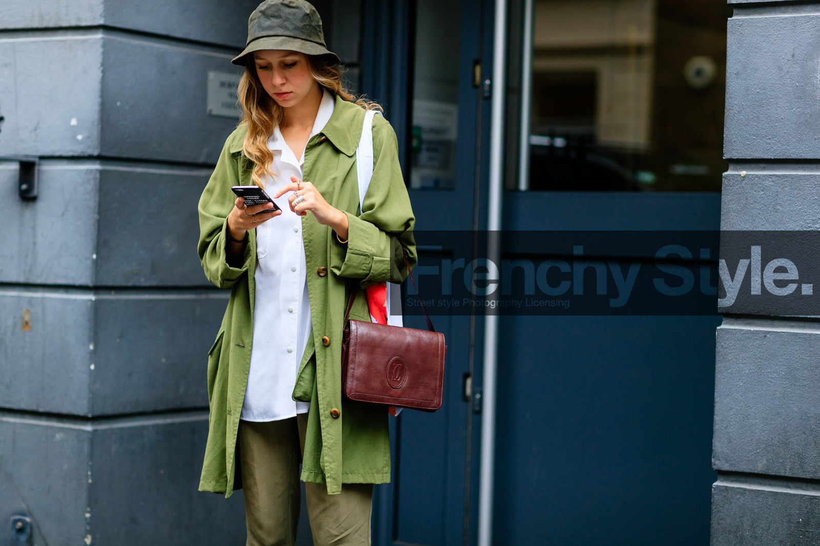 atmosphere details, bordeaux, burgundy, detail, fashion week, frenchystyle, FW, green hat, green jacket, green pants, horizontal, iphone, jonathan paciullo, leather bag, LFW, LONDON, red bag, SPRING SUMMER 2017, SS 17, street style, trousers, white shirt, woman