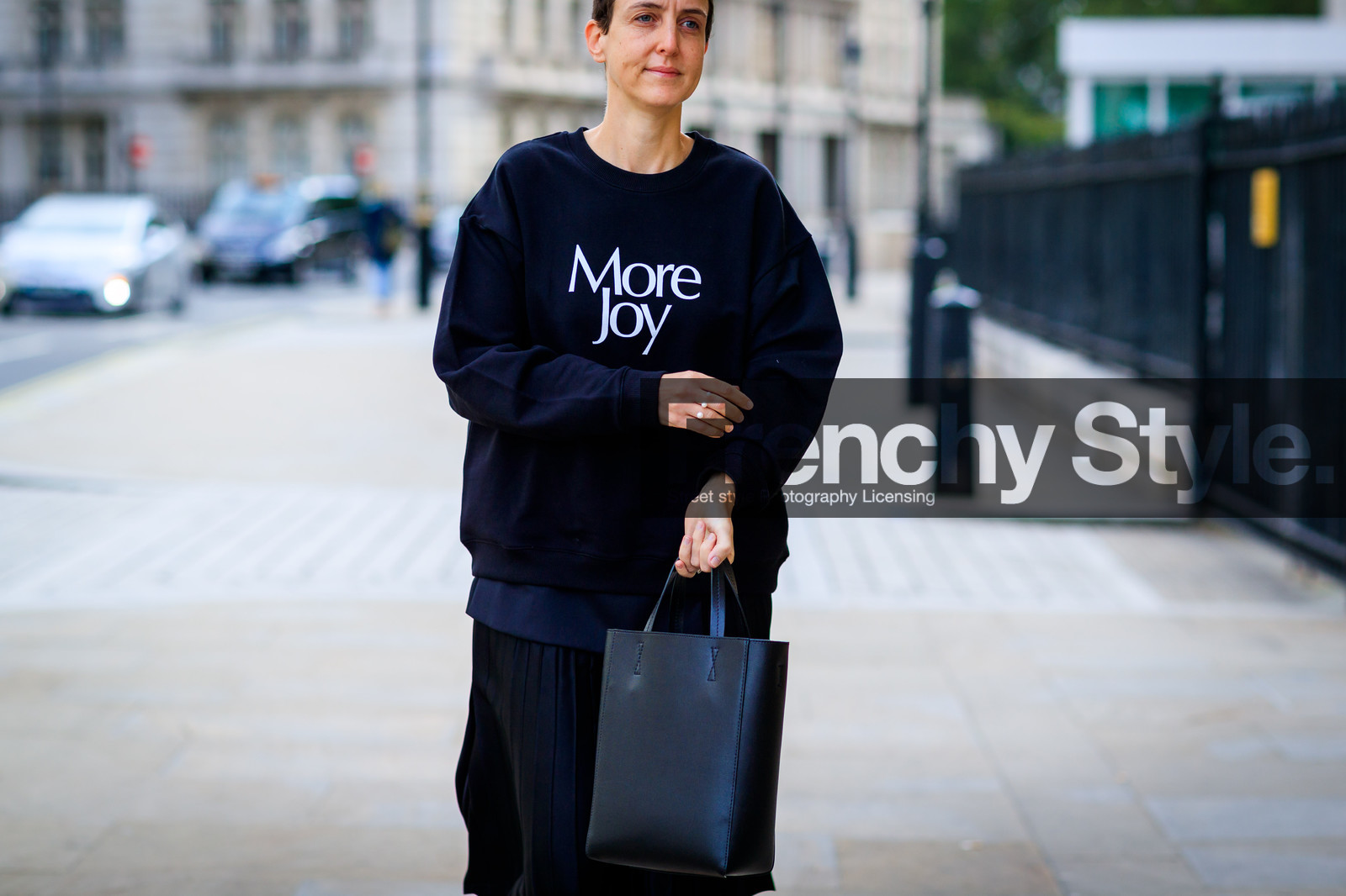 black bag, black skirt, black sweater, leather bag, sarah lerfel, tone on tone, total look black, fashion week, frenchystyle, FW, jonathan paciullo, street style, LFW, LONDON, SPRING SUMMER 2019, SS 19, atmosphere details, horizontal, detail